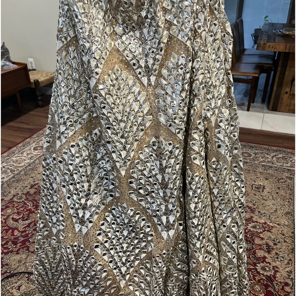 Original designer show stopper lehenga size6 in gold and silver color - Picture 2 of 10